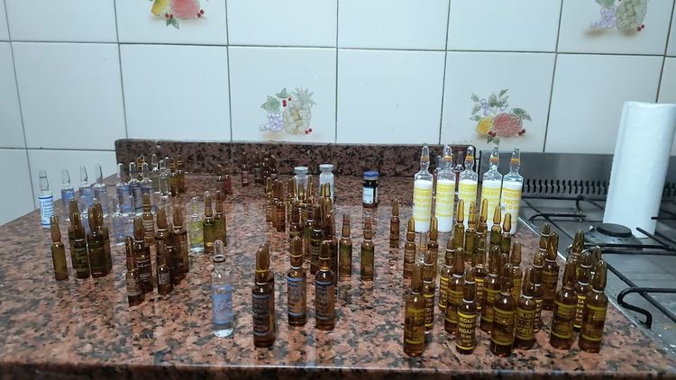 Lo que más llamó la atención de los investigadores fue el hallazgo de una gran cantidad de medicamentos de uso hospitalario en la cocina del departamento del enfernero encontrado muerto.