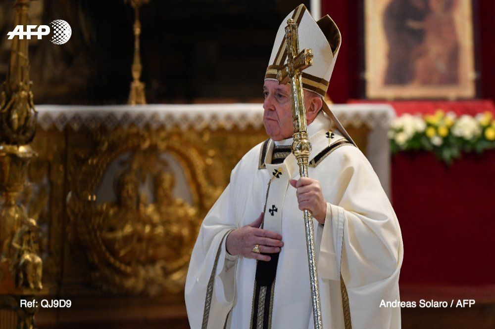 El papa criticó la indiferencia en una misa de Pascuas sin fieles