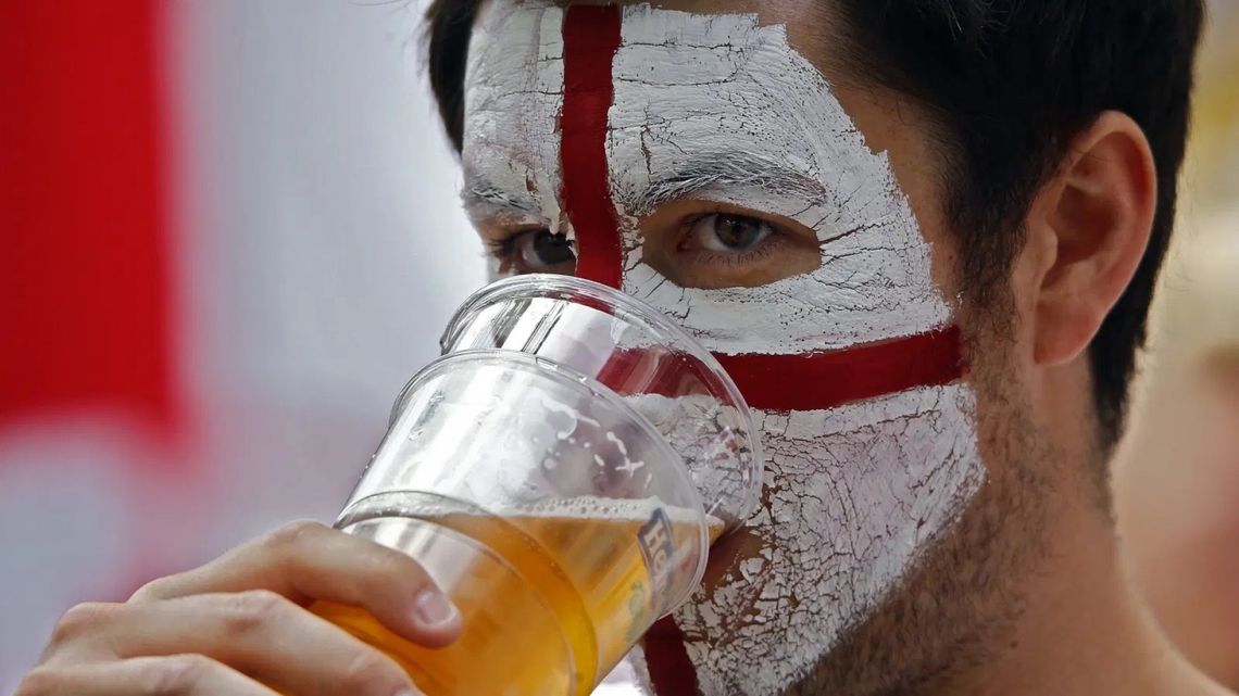 Estará prohibida la venta y consumo de alcohol en los estadios de fútbol.