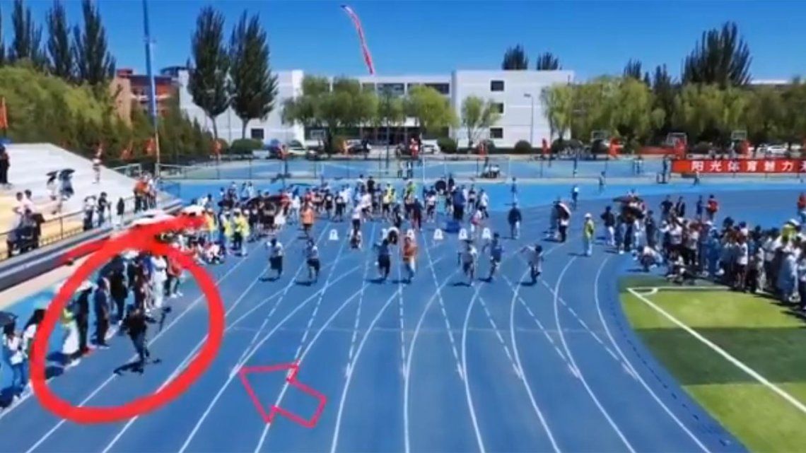 Un camarógrafo le gana una carrera de atletismo a los corredores que estaba grabando.