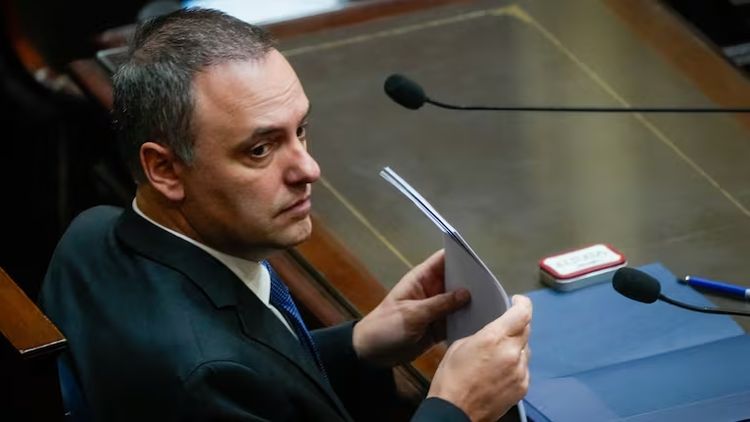 Siguen las complicaciones para Adorni tras su renuncia como jefe de Gabinete.