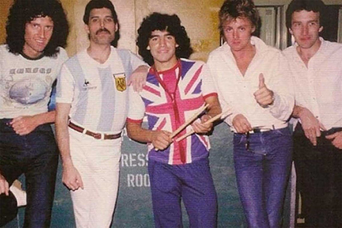 Queen visitó la Argentina hace 40 años y una de las más recordadas fotos es la que se tomaron junto a Maradona. 