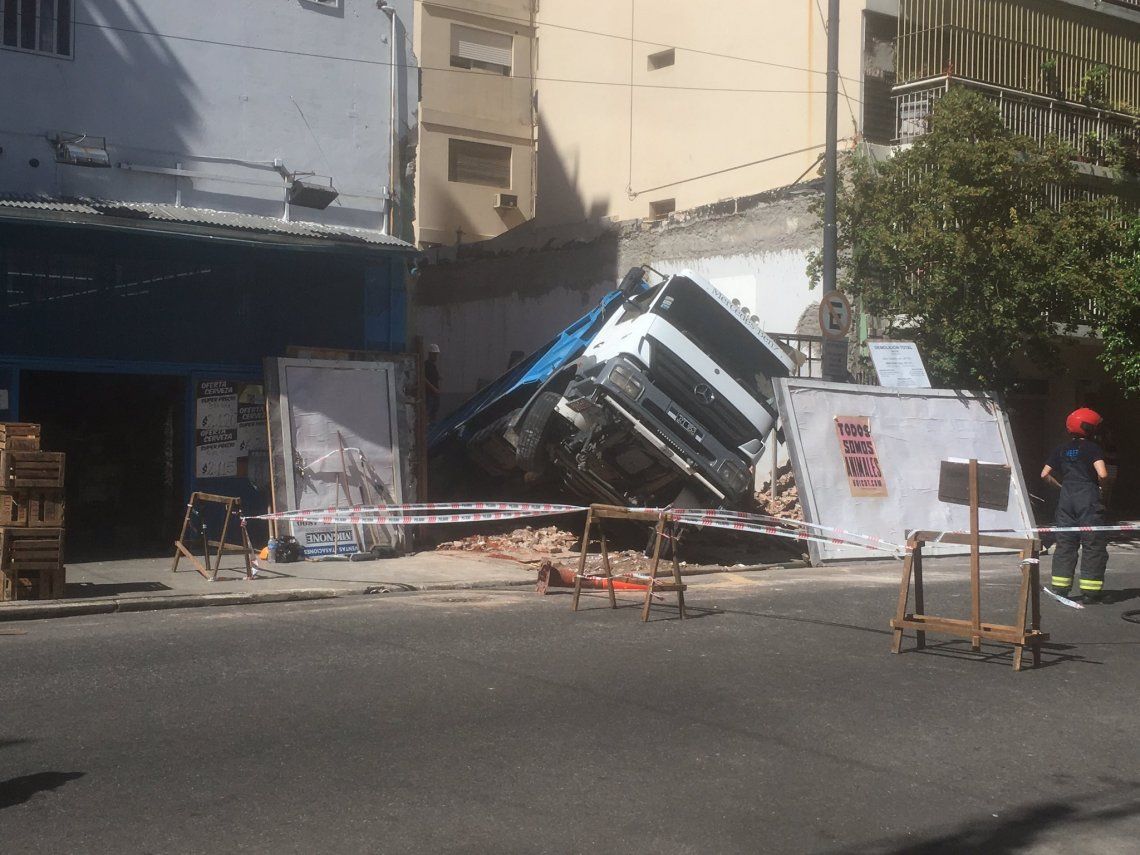 Caballito: volcó un camión al ceder el terreno en una obra en demolición