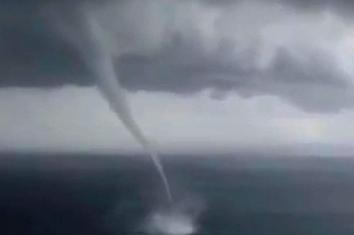 Una increíble tromba marina asoló una isla de Canarias
