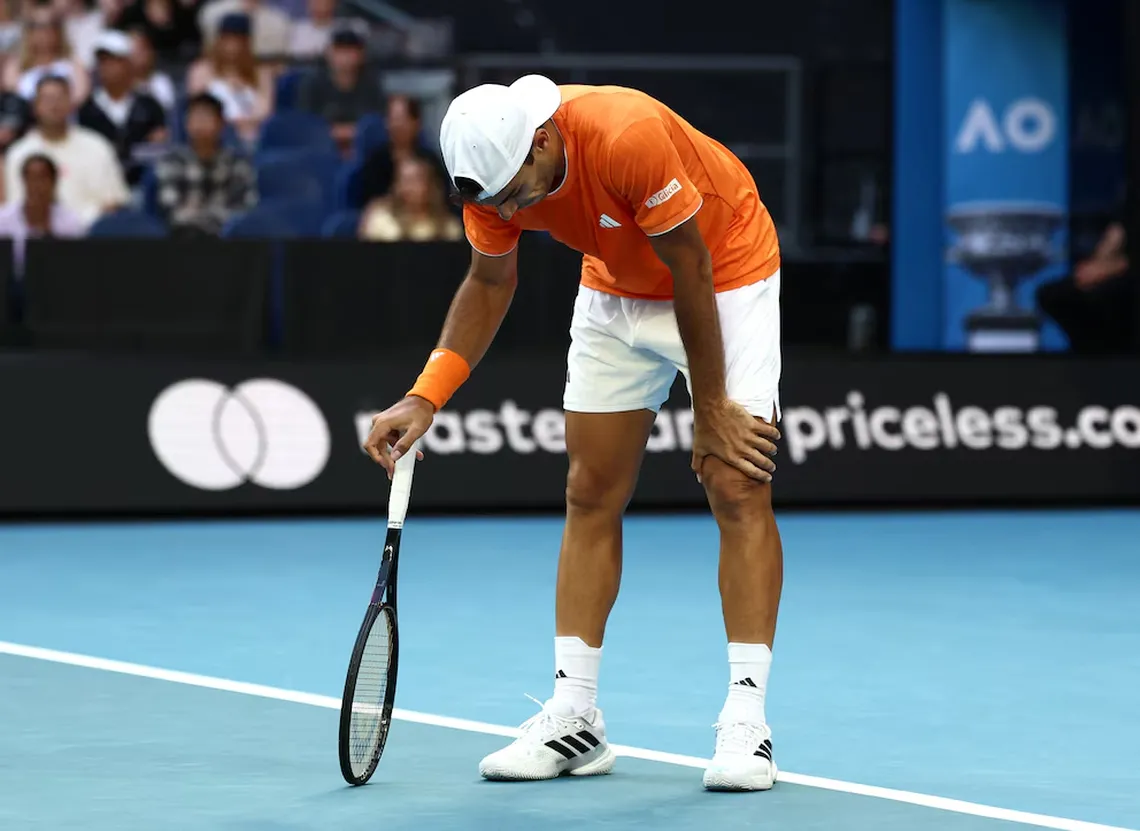Francisco Cer&uacute;ndolo cay&oacute; en los octavos de final del Australian Open ante Alexander Zverev.