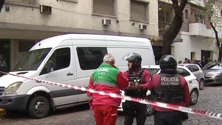 Las cadáveres fueron hallados por la empleada doméstica de la familia, quien dio aviso a la Policía. 