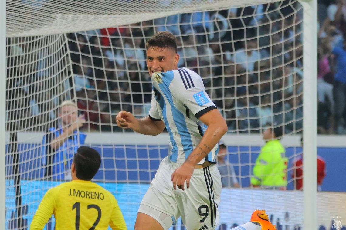 Alejo Véliz abrió la victoria argentina ante Guatemala.