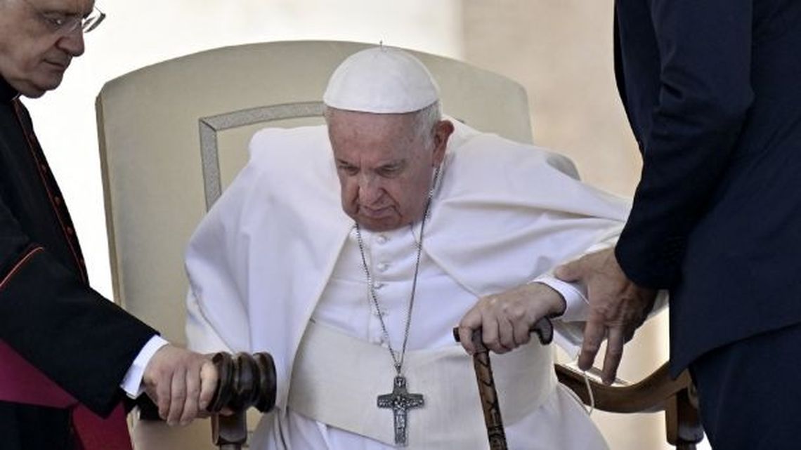 El Papa pospuso su viaje a África por problemas físicos.