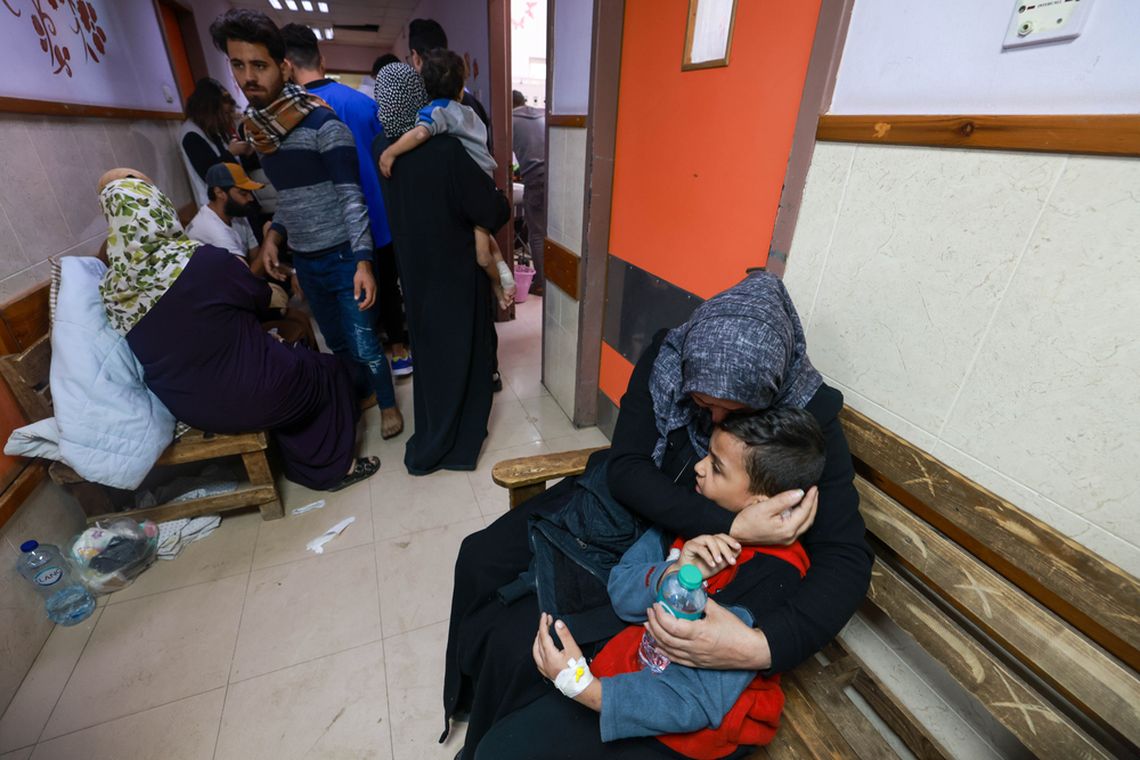 Decenas de palestinos desplazados lograron evacuar un hospital de Gaza