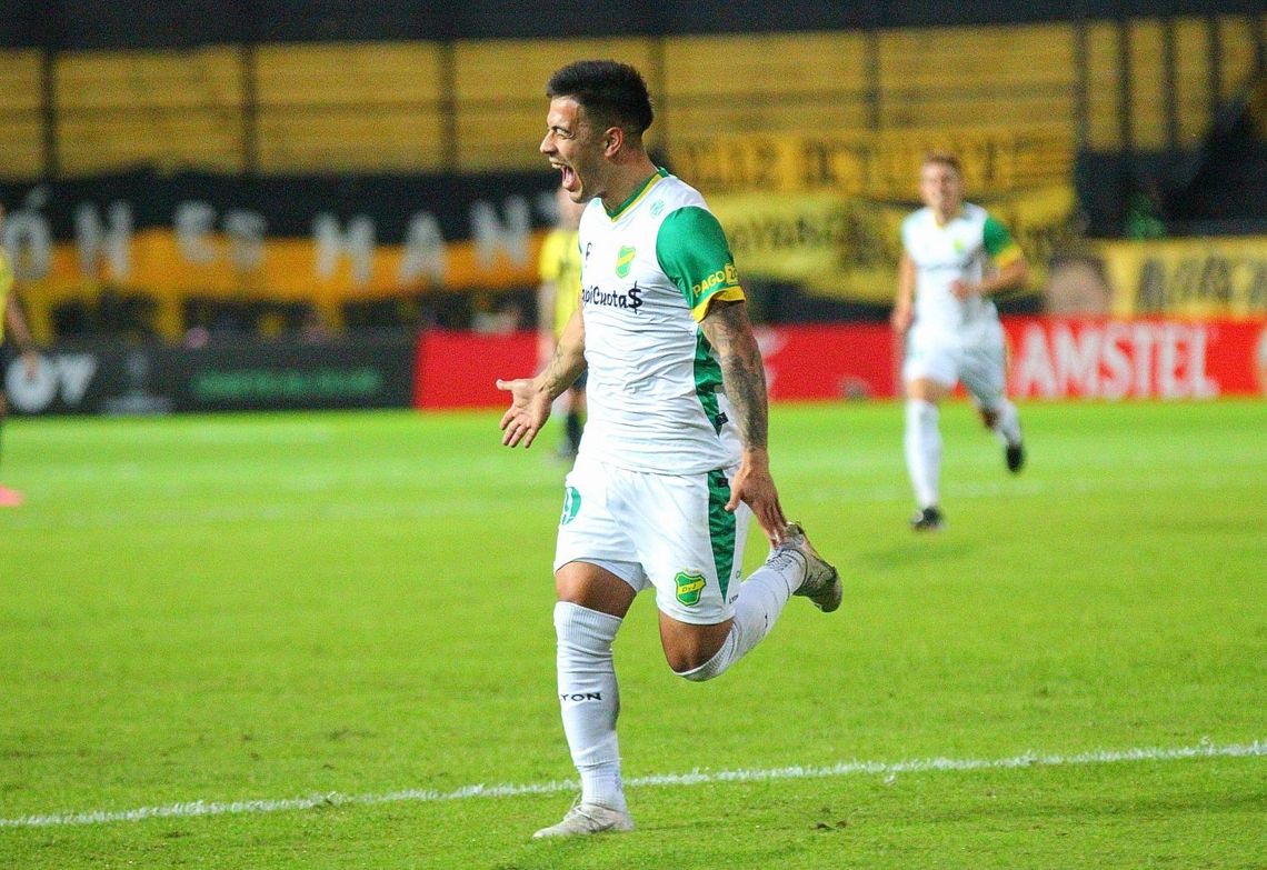 Nicolás Uvita Fernández festeja el segundo gol de Defensa y Justicia ante Peñárol.