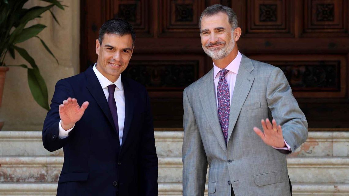 Felipe VI de España encargó este martes al líder socialista Pedro Sánchez formar Gobierno.