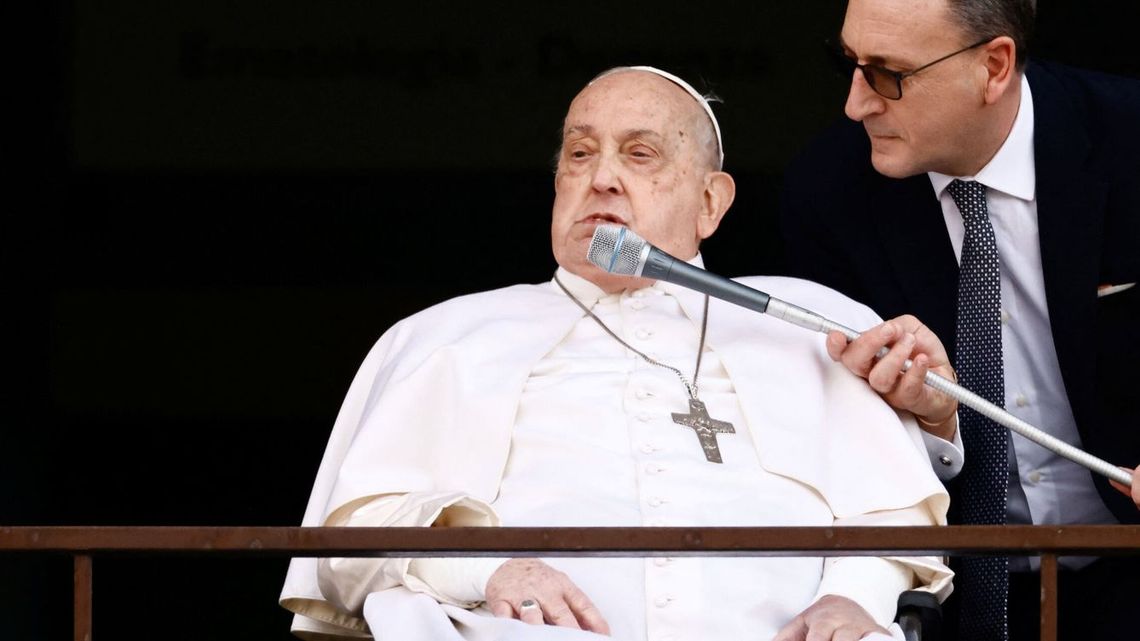 El Papa agradeció a los fieles que se acercaron al Hospital Gemelli. El Papa agradeció a los fieles que se acercaron al Hospital Gemelli.