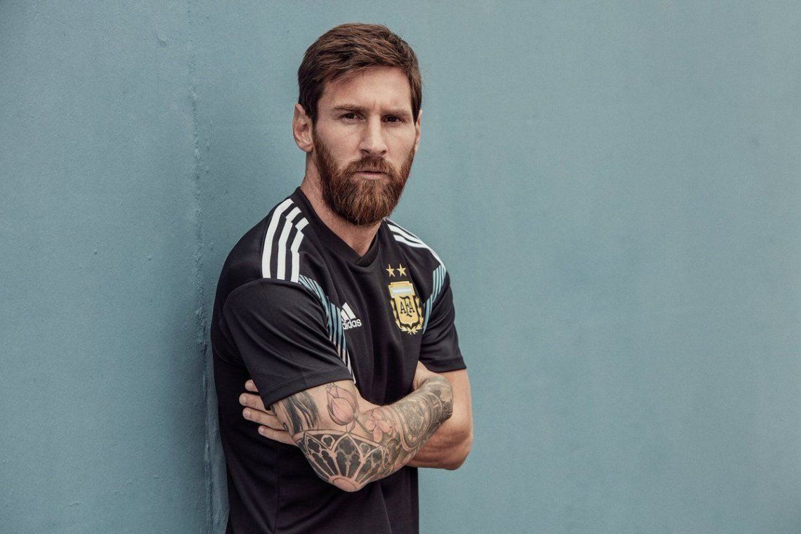 Messi y la nueva camiseta negra de la Selección Argentina para el Mundial