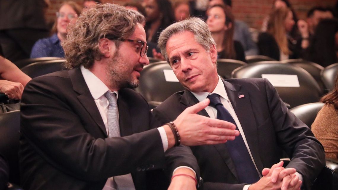 El canciller argentino Santiago Cafiero junto al secretario de Estado de los Estados Unidos