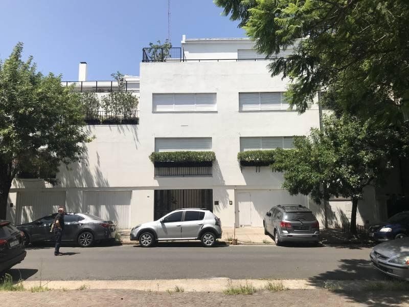 Frente de la casa que fuera del empresario Franco Macri y que se vende por 8