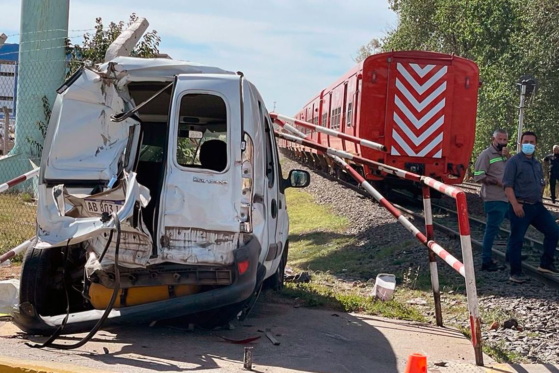 Pilar: tren Belgrano Norte arrolló a un utilitario y hay demoras