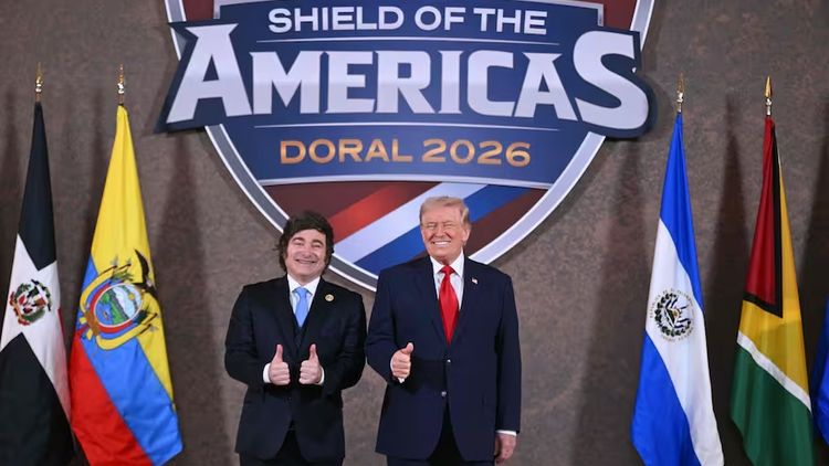 Javier Milei junto a Donald Trump en la cubre en Estados Unidos.