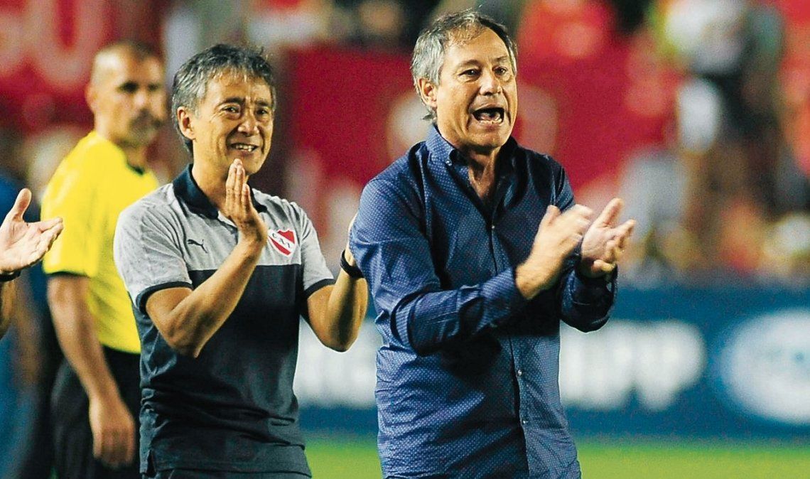 dAriel Holan felicita a sus dirigidos. El Rojo dio vuelta el partido y sueña con la Sudamericana.