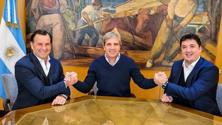 Luis Caputo con los funcionarios salientes. 