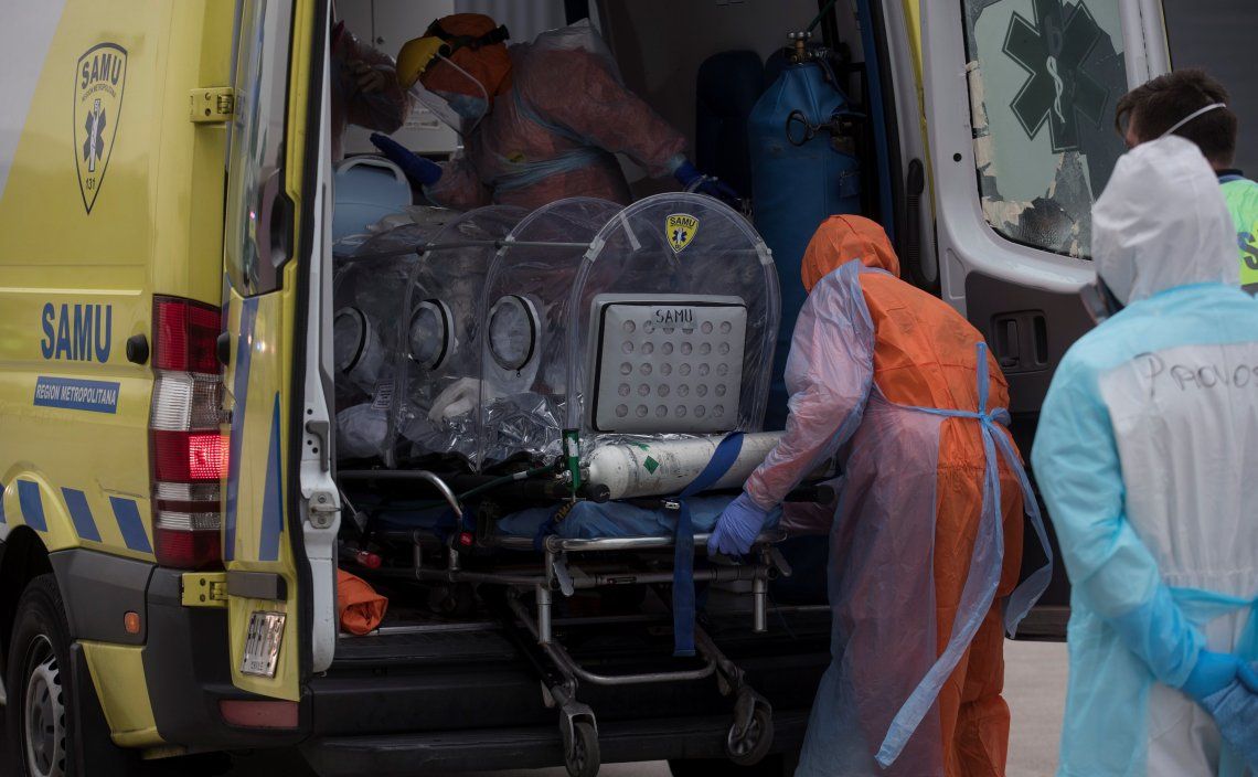 Personal de la Sanidad traslada a un enfermo por coronavirus. La pandemia avanza con todo en Chile.