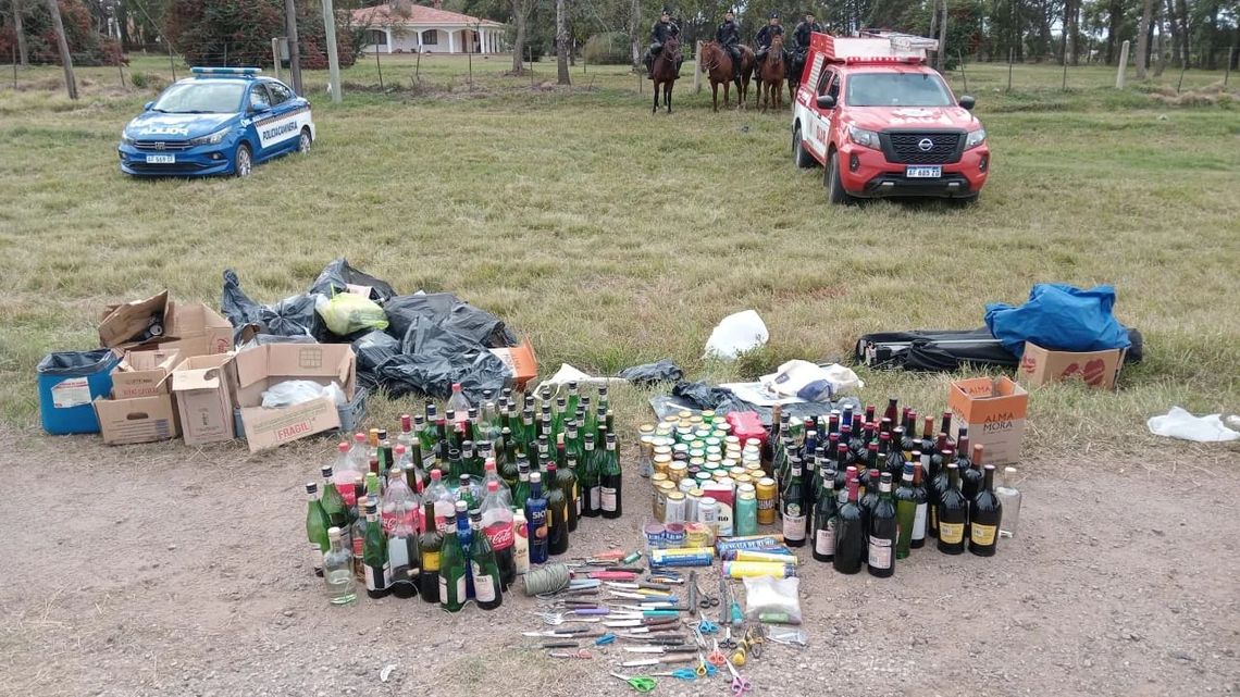 Los efectivos secuestraron gran cantidad de botellas de alcohol en los micros con hinchas de Boca y River.