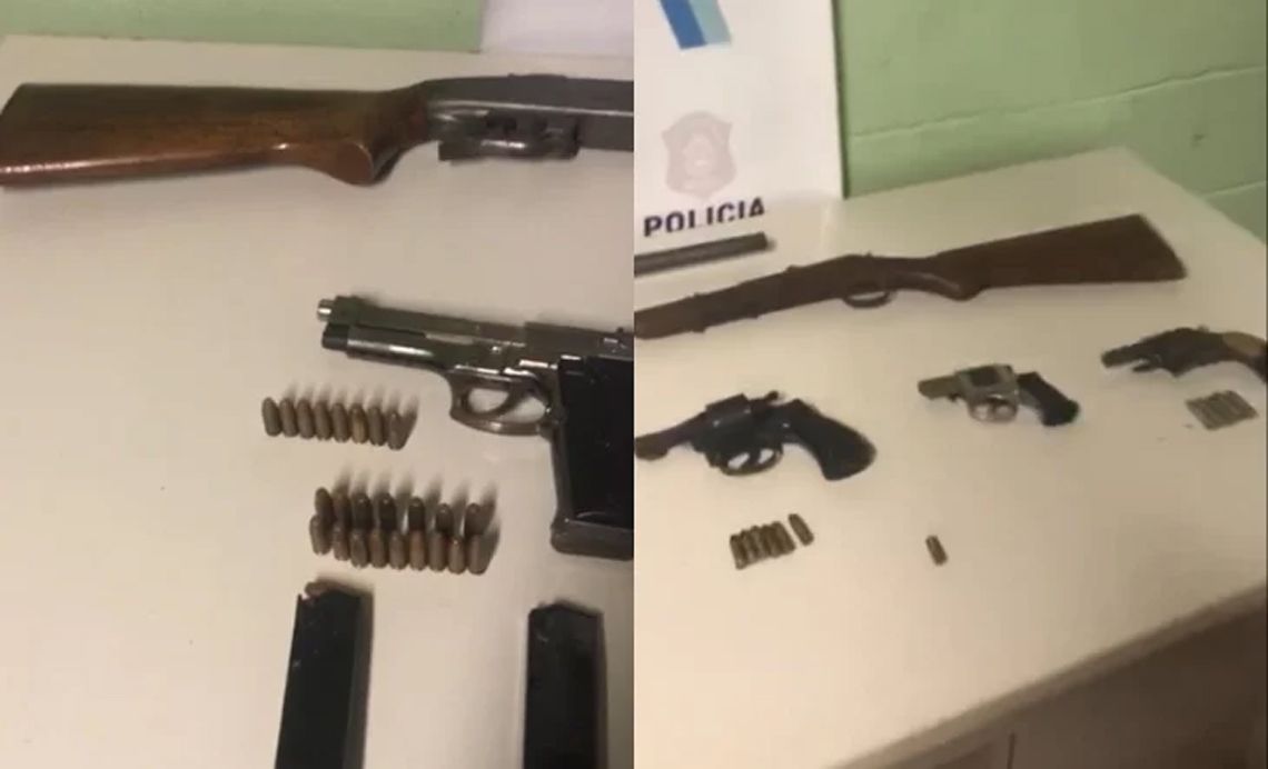 Las armas encontradas en la casa del agresor.