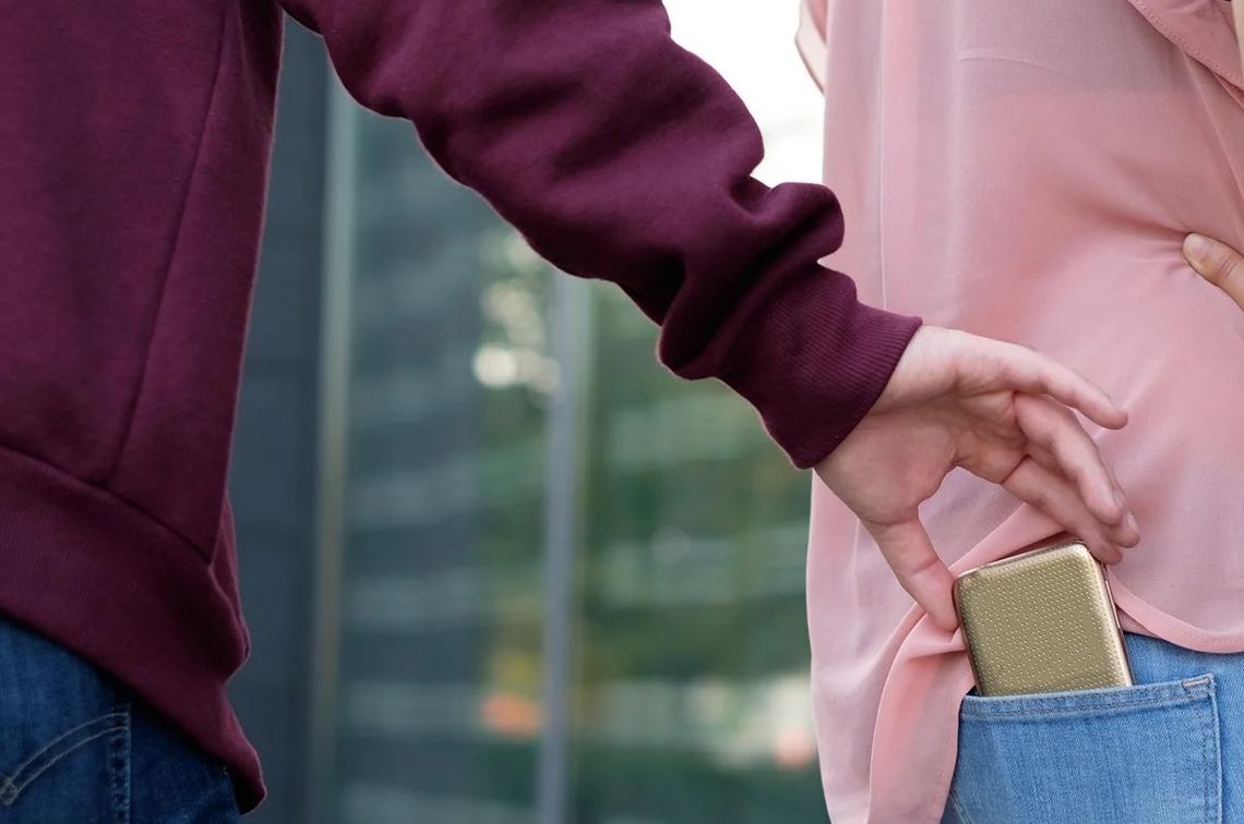 Con el dispositivo en la mano, los delincuentes buscan acceder a las aplicaciones financieras antes de que la v&iacute;ctima logre bloquearlas.