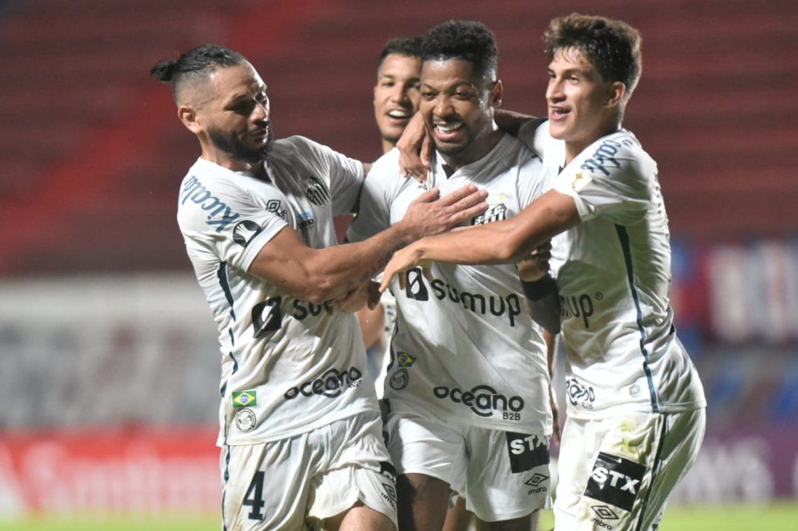Santos se llevó un triunfo valioso de cancha de San Lorenzo y está a un paso de clasificar a la Copa Libertadores