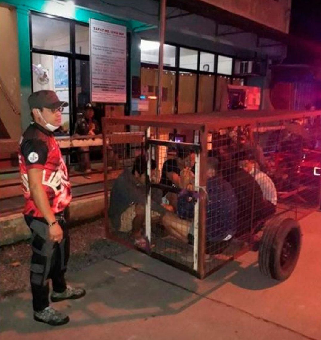Filipinas: violadores de cuarentena por Coronavirus son encerrados en jaulas para perros
