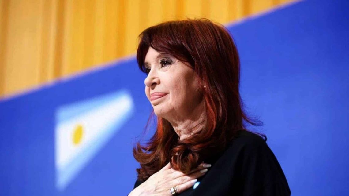 Cristina fue recibida por cientos de militantes que se encuentran desde temprano en la sede del PJ para manifestar su respaldo.