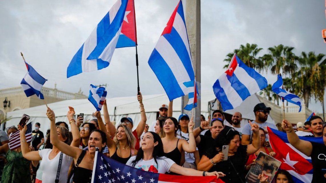 Exiliados cubanos se congregaron en Miami en respaldo a los manifestantes en Cuba.