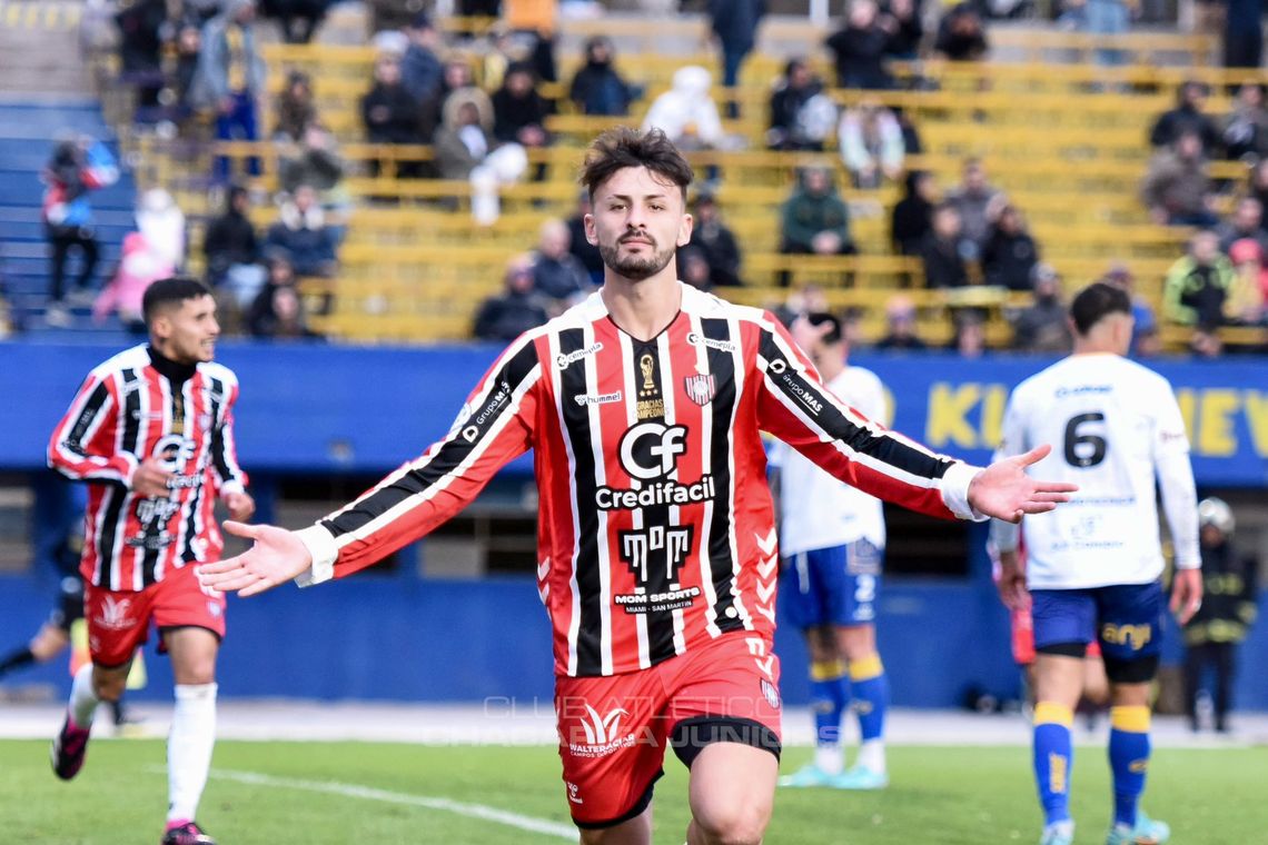 Luciano Giménez festeja el gol del triunfo de Chacarita Juniors