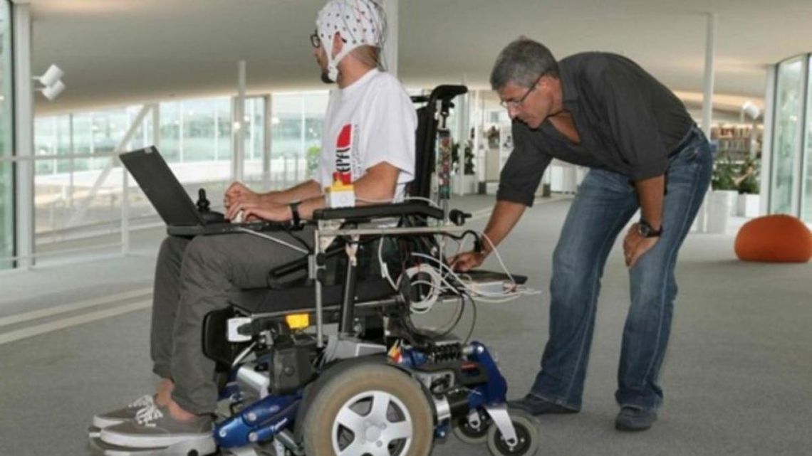 Diseñan silla de ruedas movida con la mente: cómo funciona su prototipo