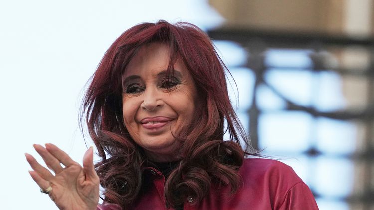 Cristina, en una de sus clásicas salidas al balcón de San José 1111.