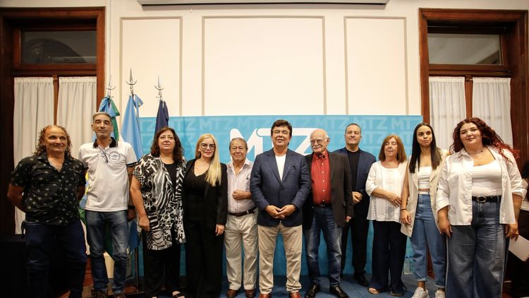 El intendente de La Matanza, Fernando Espinoza, y los nuevos miembros de su Gabinete de unidad