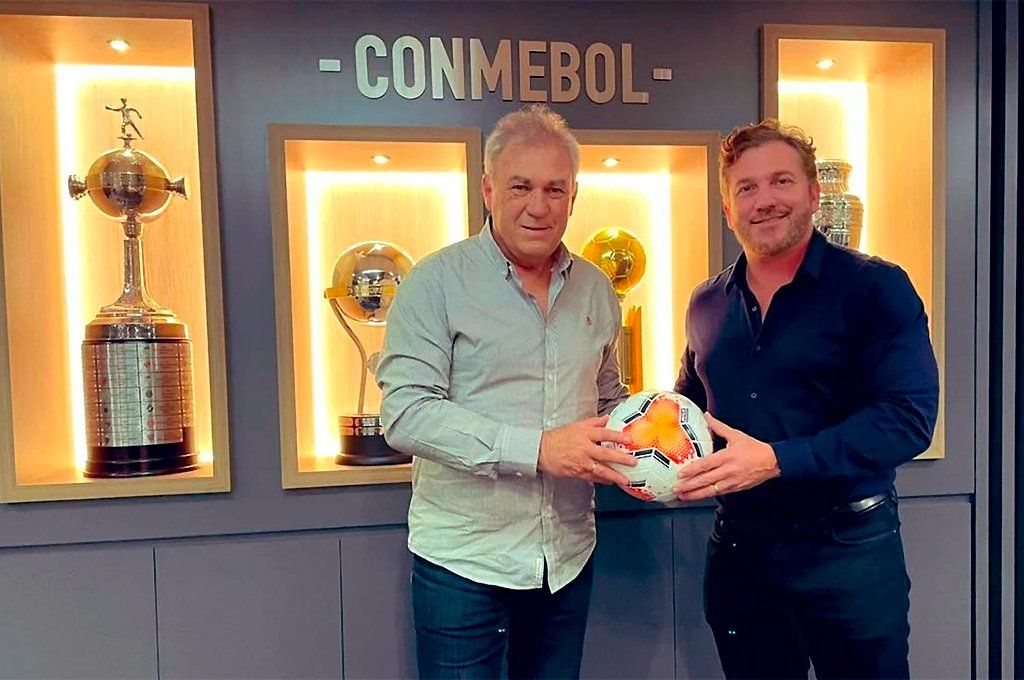 Nery Pumpido junto al presidente de Conmebol, Alejandro Domínguez.