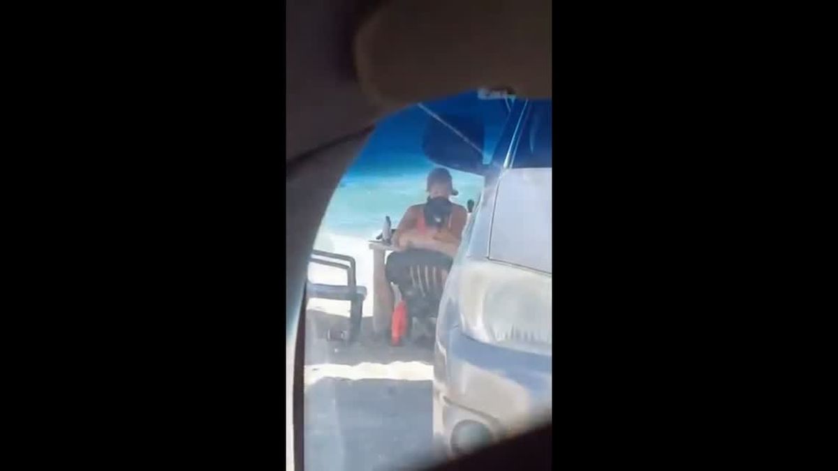 Pareja tuvo sexo en un silla de plástico en la playa y generó indignación