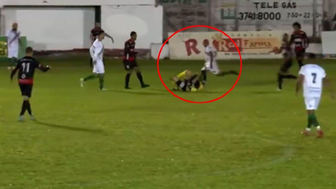Brasil: brutal patada de un jugador dejó inconsciente a un árbitro.