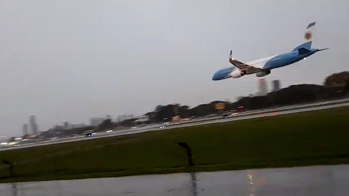 El nuevo avión presidencial realizó una maniobra peligrosa en su llegada a Buenos Aires.