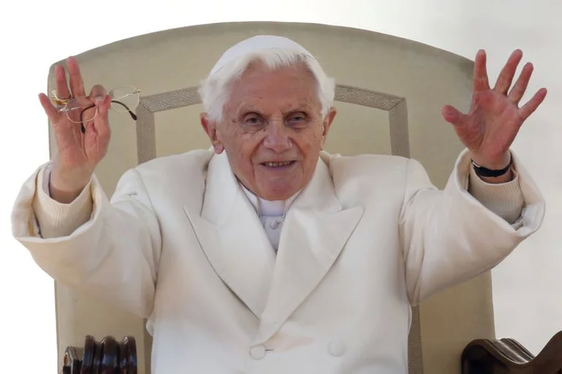 Benedicto XVI fue despedido por líderes mundiales.