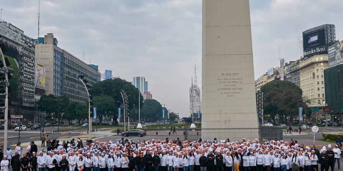 Mil nuevos chefs celebraron con sus diplomas en el Obelisco