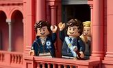 El Lego-Milei, junto a Manuel Belgrano y su hermana en el balcón de la Rosada.