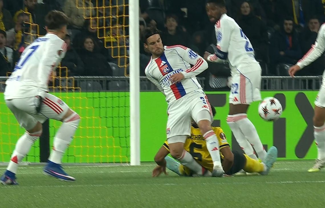 Nicolás Tagliafico sufrió un golpe en el primer tiempo y no salió a jugar el complemento.