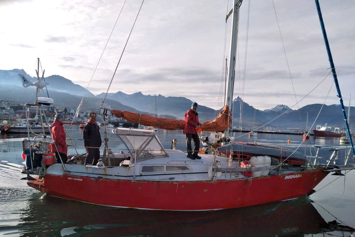 El velero Inismara fue identificado como el que embistió y golpeó a una ballena