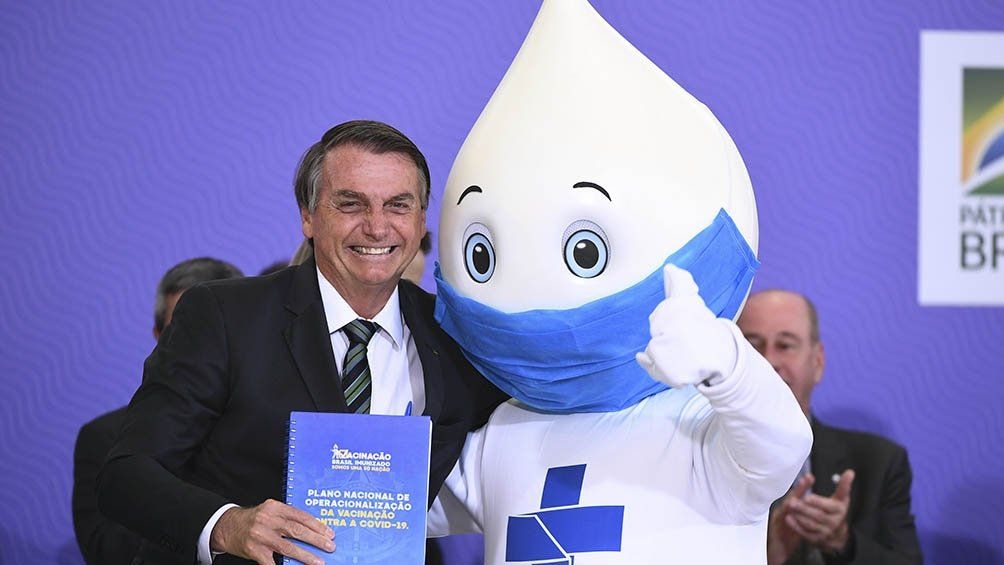 Jair Bolsonaro junto a la mascota de la campaña de vacunación contra el coronavirus
