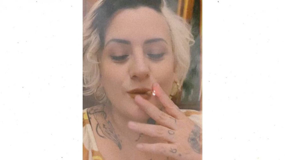 La actriz fumando 