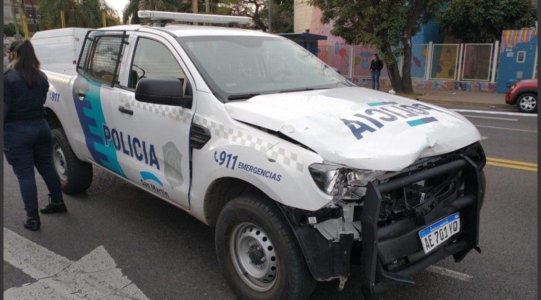 Así quedó el patrullero que manejaba la policía después del choque que terminó con la muerte de Ignacio Yustos.