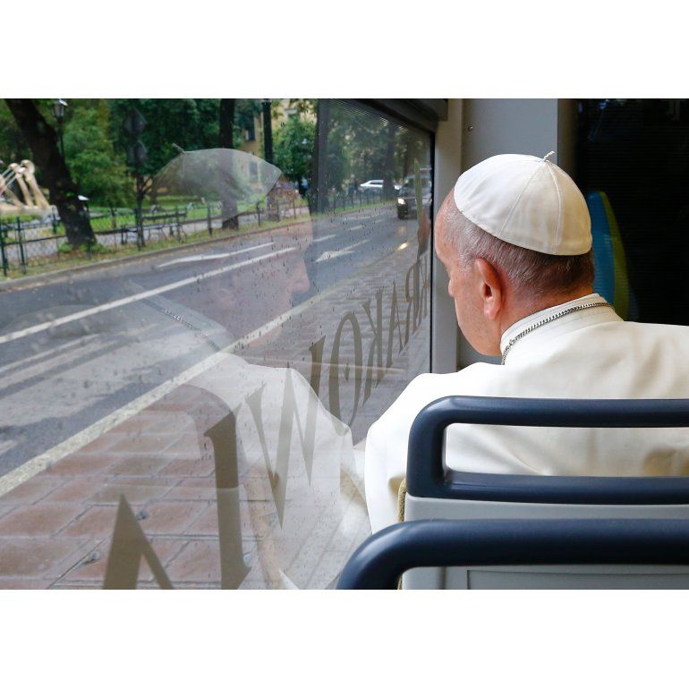 El Papa usó el transporte público para asistir a un acto