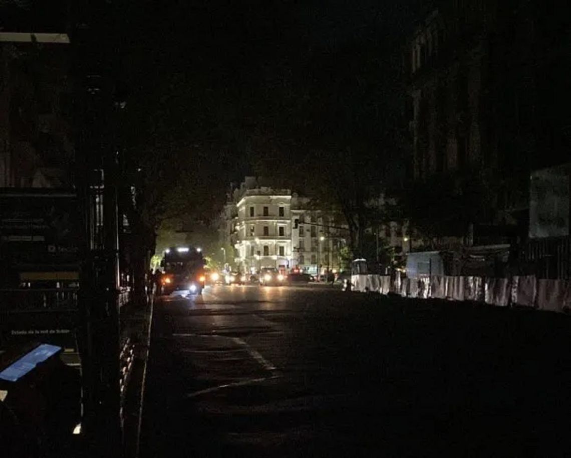 La tradicional avenida porteña quedó a oscuras este jueves por la noche.