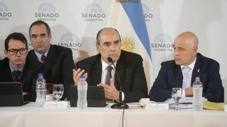 El martes, el primer expositor fue el ministro del Interior, Guillermo Francos, quien llegó acompañado por el vicejefe de Gabinete, José Rolandi, principal negociador por parte del Ejecutivo en el Legislativo.